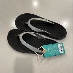 New Olukai Kulapa Kai size 8. Black and Silver
